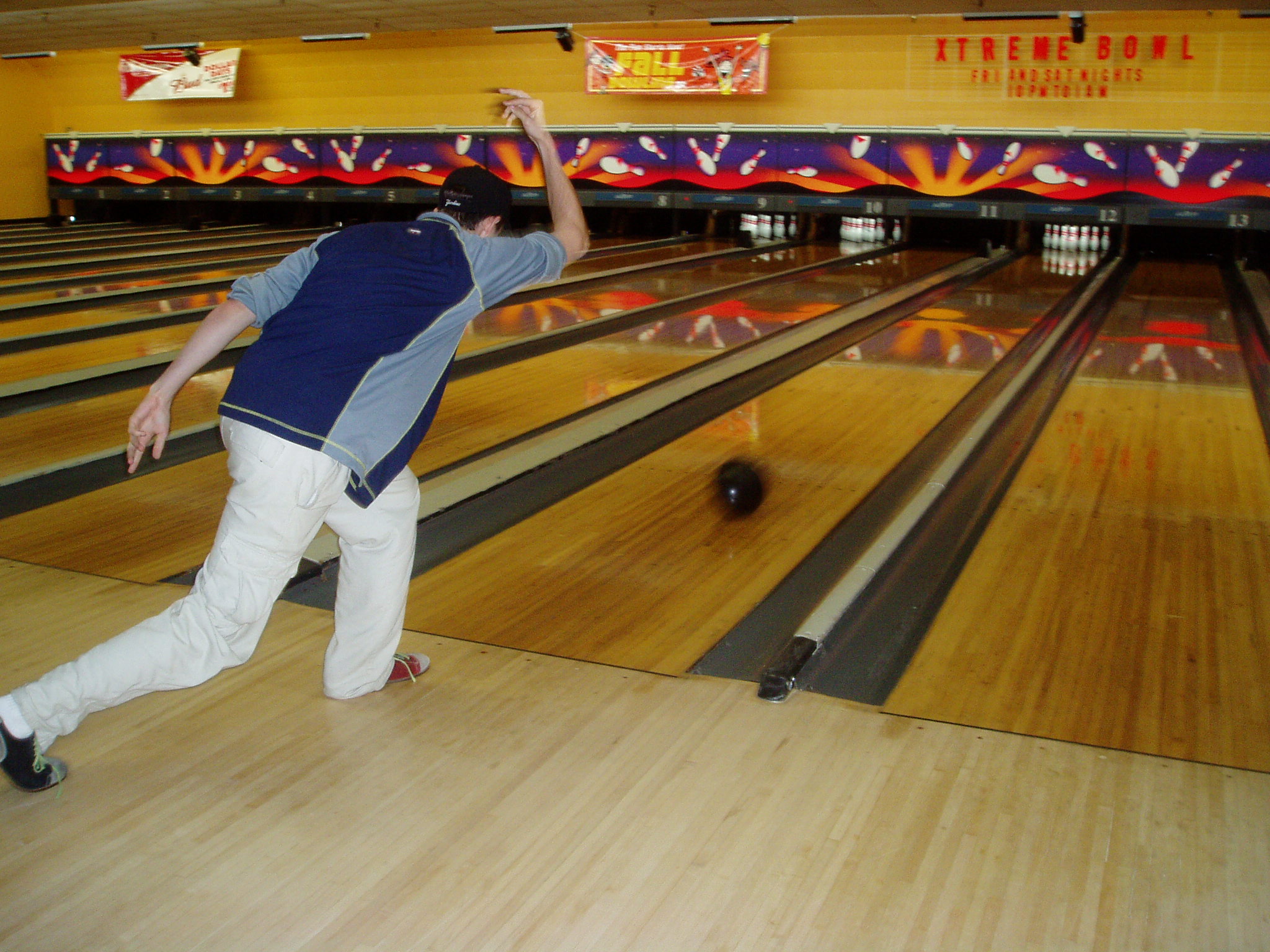 [img width=1024 height=768 cacheid=0016111d00322b5a24ba9e2e1a02e2efeb]http://upload.wikimedia.org/wikipedia/commons/4/4b/Bowlerbowling.JPG[/img]