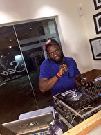 Nigeriaan draait 230 uur en verbreekt wereldrecord 'langste DJ set'